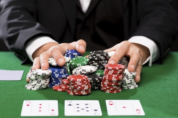 How Casinos Prevent Compulsive Gamblers from Playing