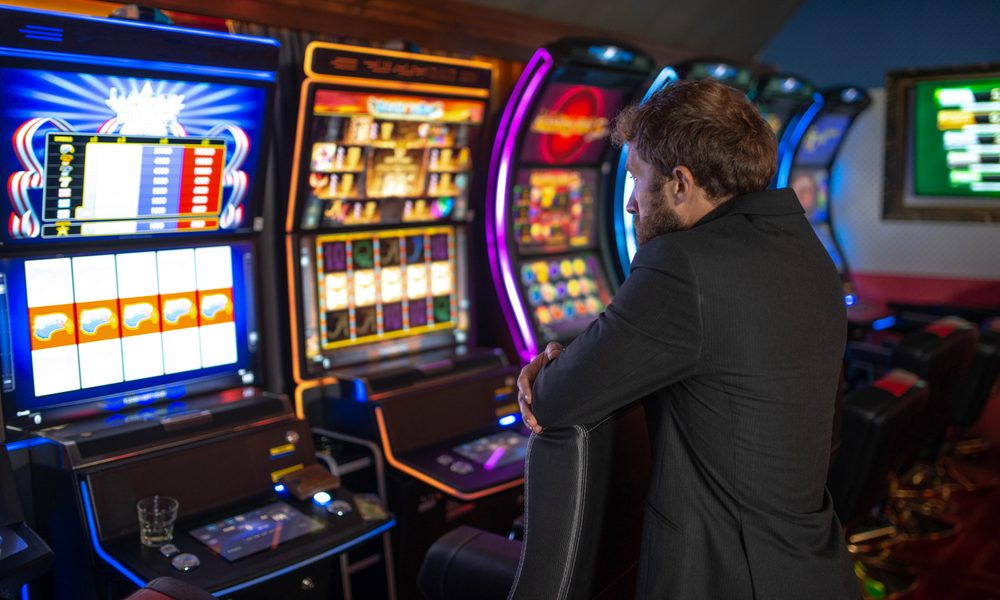 How do online slot casinos effectively prevent fraud?